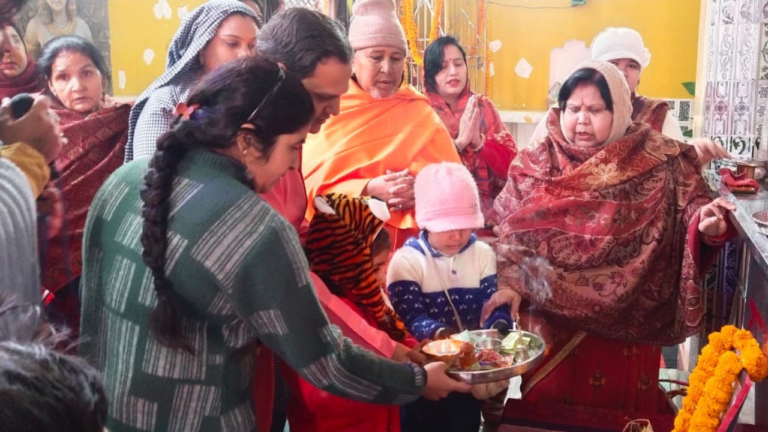 अमरोहा में हाजी नाहिद खान ने बहुचरा माता मंदिर में भगवान श्रीराम की प्राण प्रतिष्ठा उत्सव के अंतर्गत हवन एवं भंडारे का आयोजन किया।