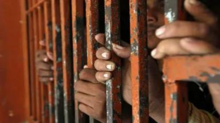 Moradabad : फकीरपुरा पुलिस चौकी क्षेत्र ने मादक पदार्थों और अवैध शराब तस्करी के मामले में कसा शिकंजा, दो महिलाओं समेत चार को जेल