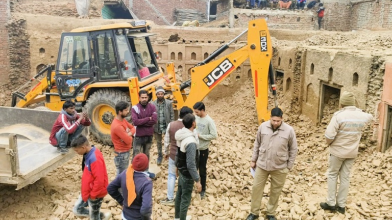 Moradabad : वर्षों पुराने मकान की खुदाई में निकले सोने-चांदी तीन घड़े मिलने की चर्चा