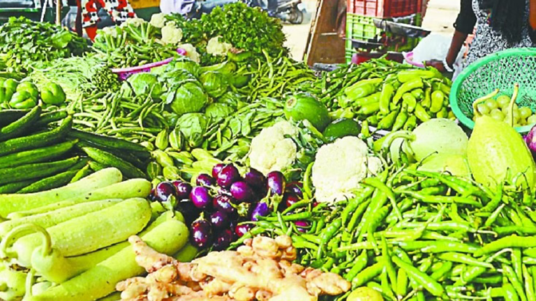 Moradabad : सर्दी का असर सब्जियों की कीमत पर दिखा, मुरादाबाद में शिमला मिर्च के साथ अदरक के दाम बढ़े