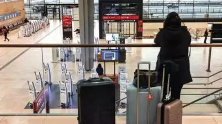 Moradabad : डीएम की पत्नी का  एयरपोर्ट से गायब हुआ बैग, एयर इंडिया पर दर्ज करवा दिया मुकदमा