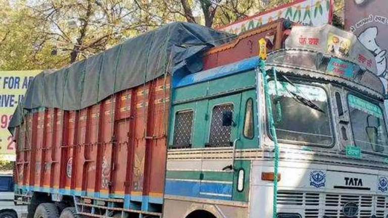 Moradabad : कार सवार बदमाशों ने चलते ट्रक पर किया फायर