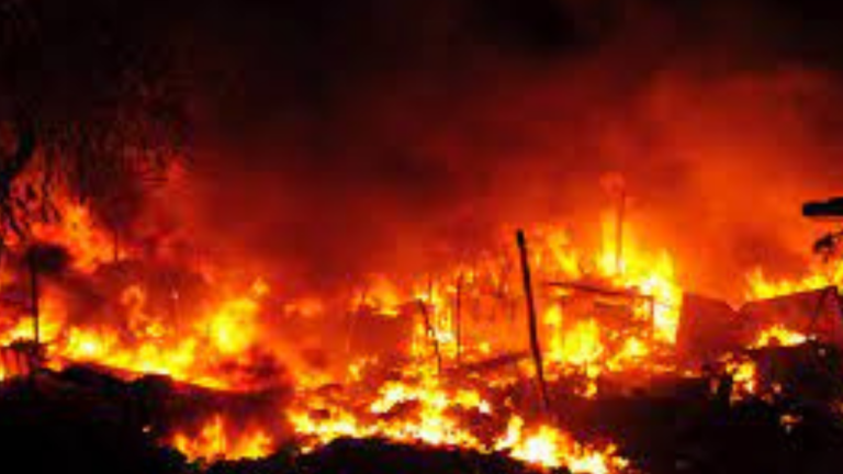 Sambhal : छप्पर में लगी आग से कपड़ों समेत हजारों का सामान जलकर हुआ राख