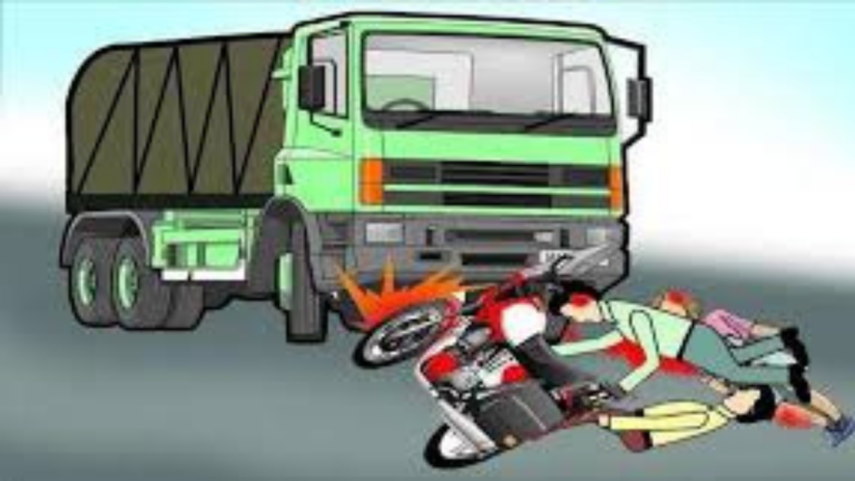 Moradabad : लोकोशेड पुल पर दो बाइकों की टक्कर होने से तीन लोग जख्मी एक को कंटेनर ने कुचला मौत